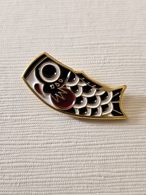 Gold-Trim Black & White Koi Fish Enamel Pin - Stylish Pet Fish Accessory